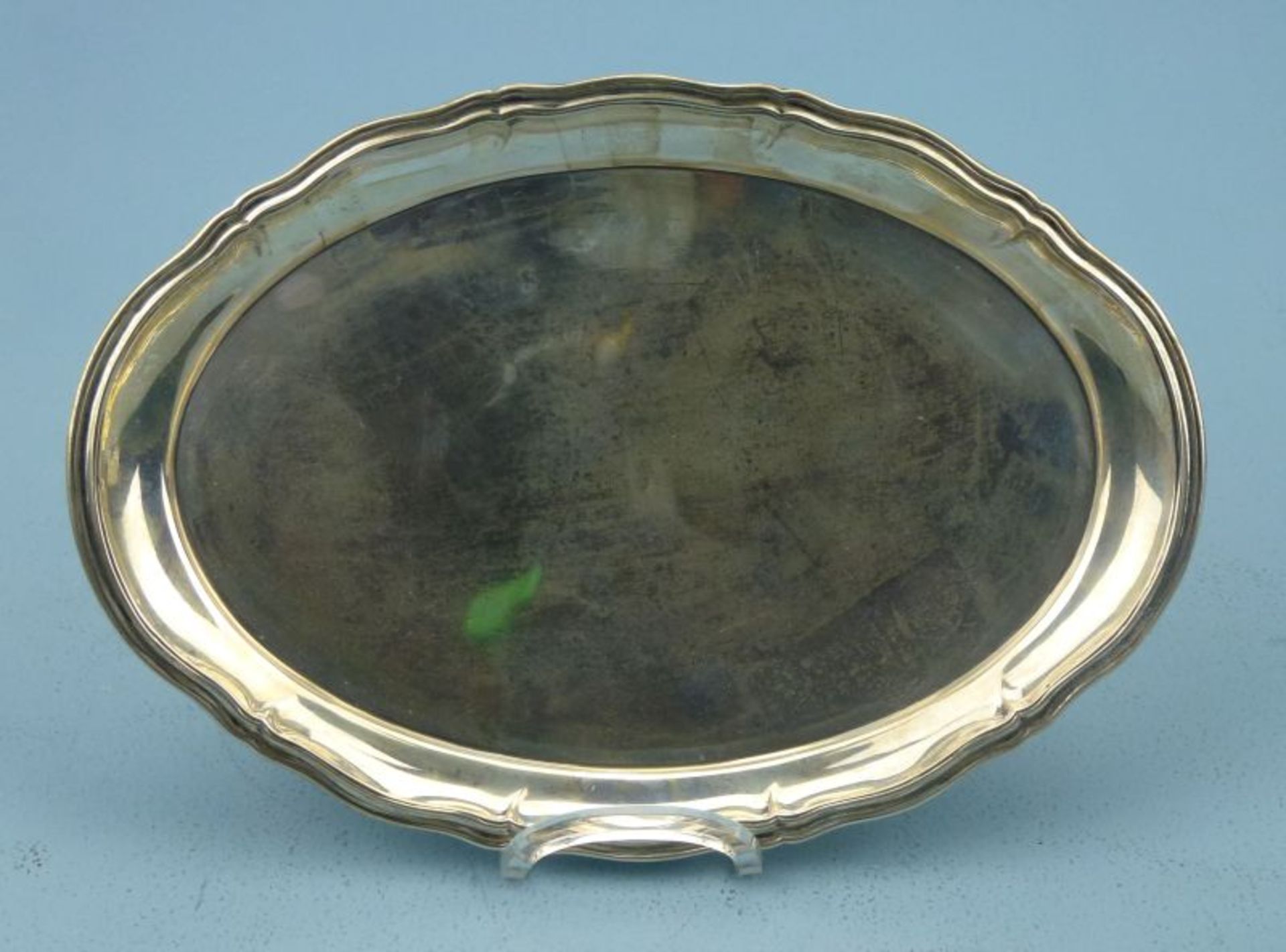 kl. TablettLutz & Weiss, 800er Silber oval, passig geschweift, leicht beulig, 24x17cm, 153g