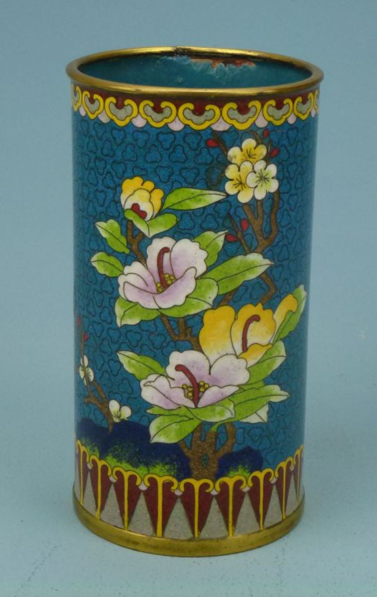 Cloisonné-PinselbecherCloisonné-Pinselbecher zylindr., polychromer Blütendekor, Messingmontierung (