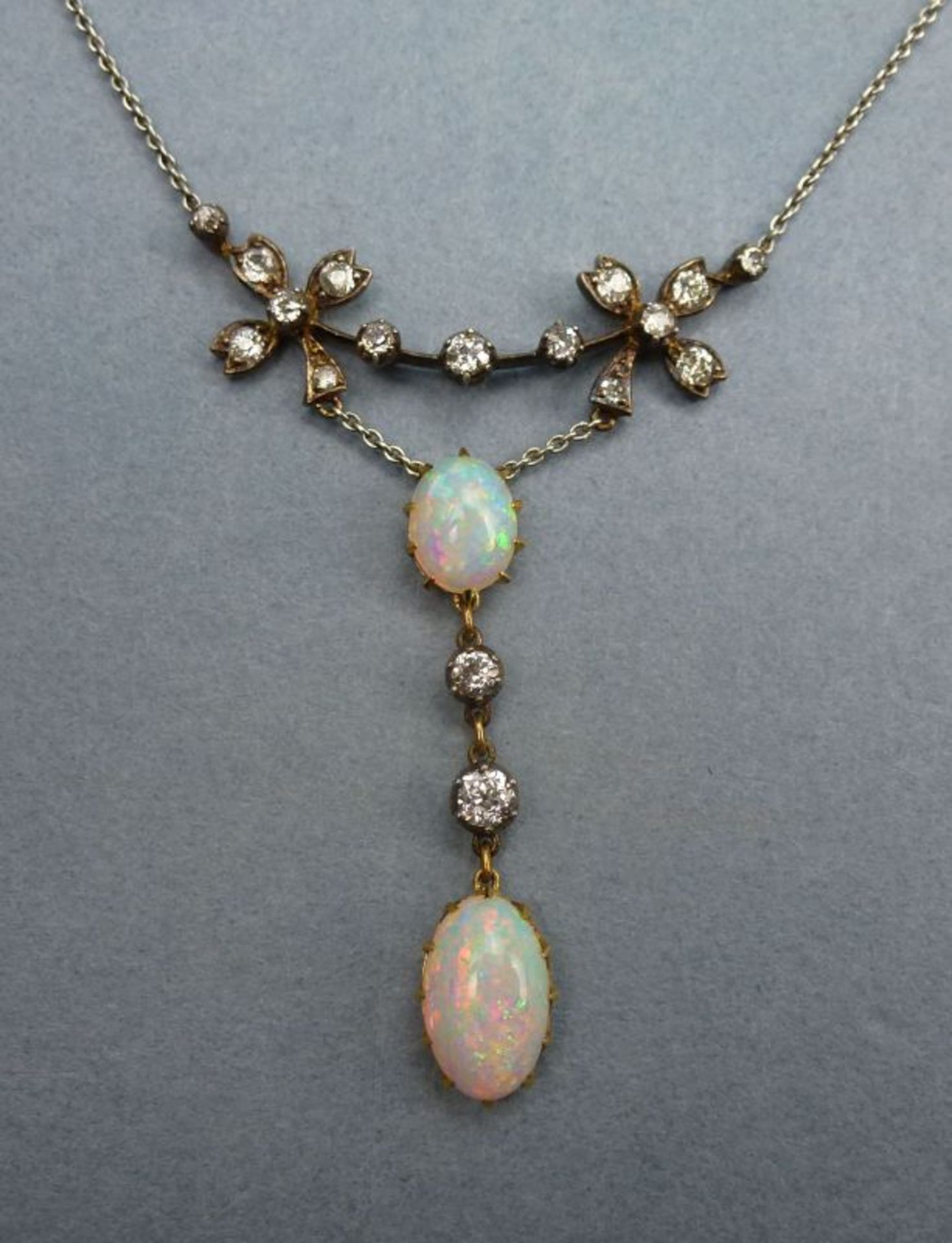 Opal-Diamant-CollierOpal-Diamant-Collier585er Gelbgold, Anfang 20.Jh. 2 ovale Opale durch 2