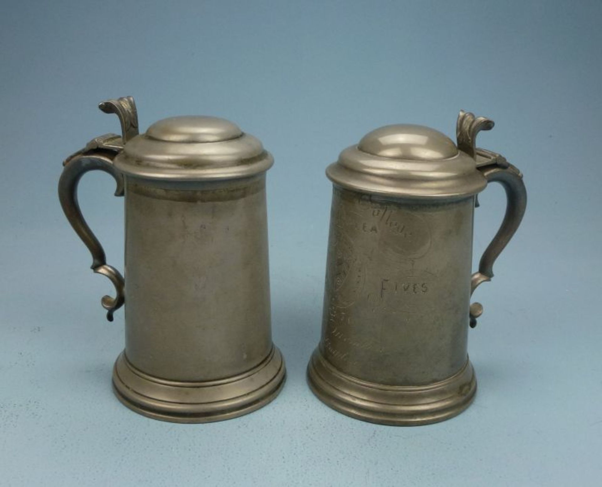 Paar kleine Humpen, England, um 1870Paar kleine Humpen, England, um 1870leicht konischer Zylinder,