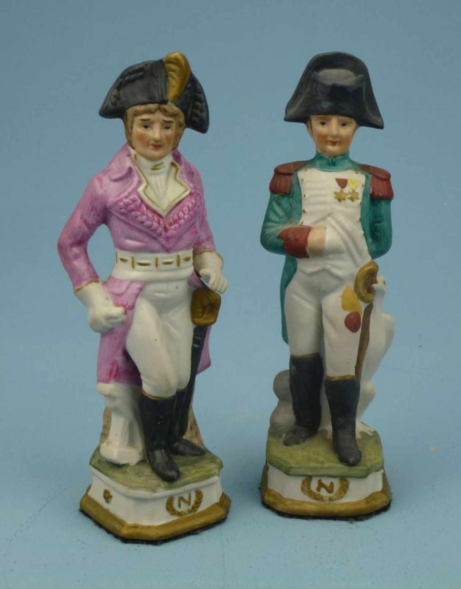 2 Napoleon-Figuren farb. dekoriert2 Napoleon-Figuren farb. dekoriertin Uniform, Sockel, H je 19 cm
