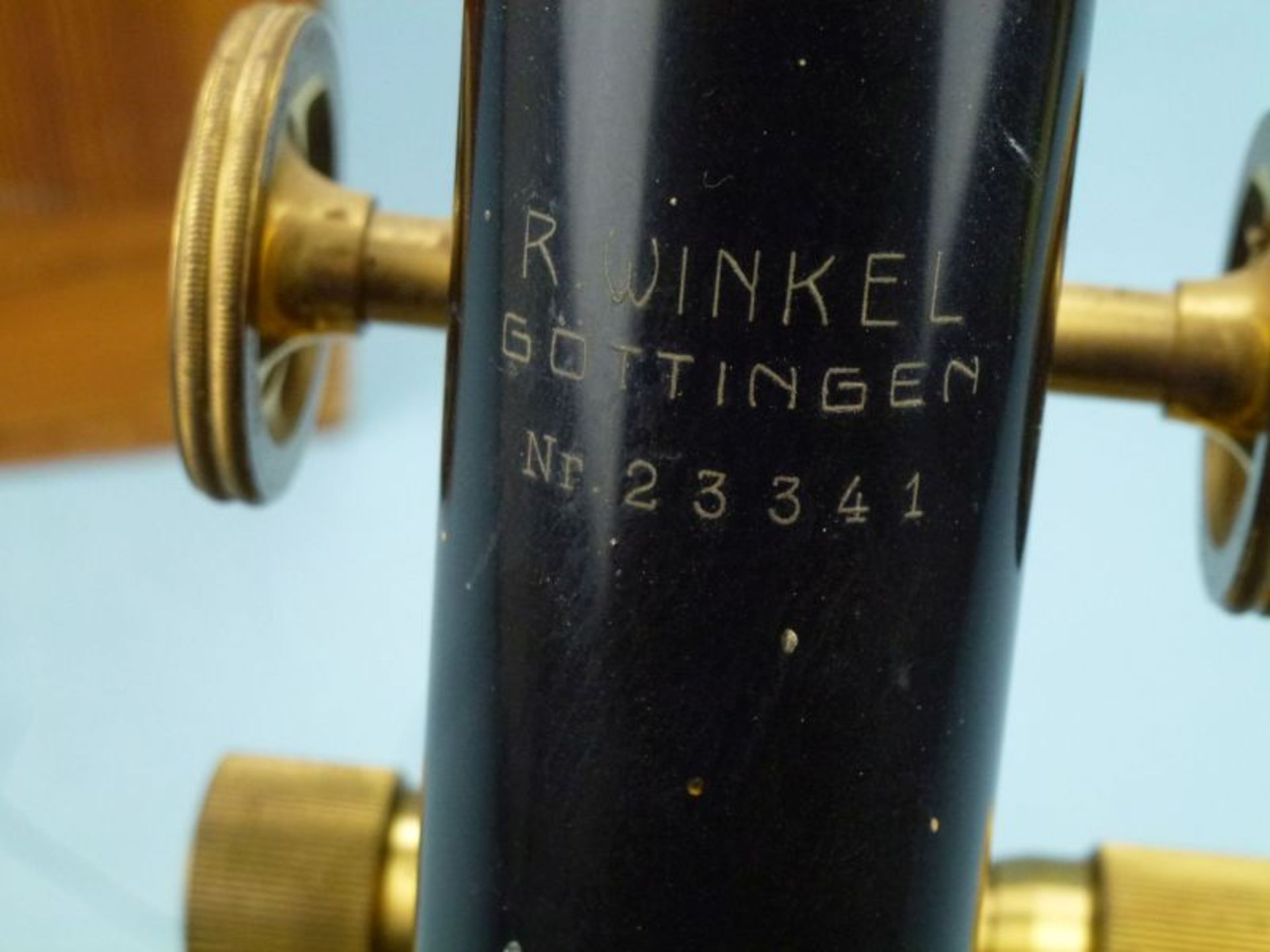 MikroskopMikroskopR. Winkel, Göttingen, um 1910 schwarz lackiertes Metall/Messing, 2 Okulare, 3 - Bild 2 aus 2