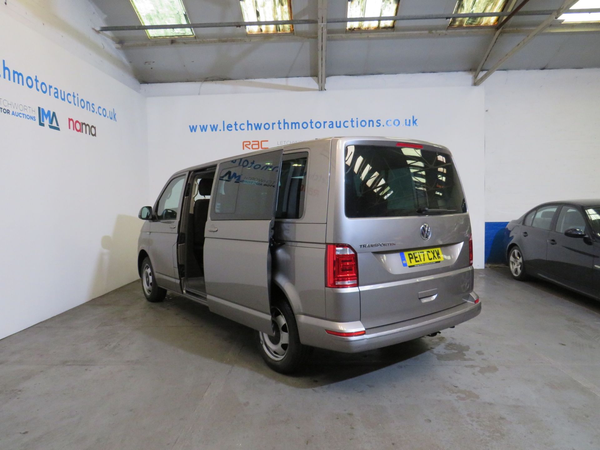 2017 Volkswagen Transporter T32 SE TDI BM Auto 9 Seater - 1968cc *PLUS VAT* - Image 5 of 14