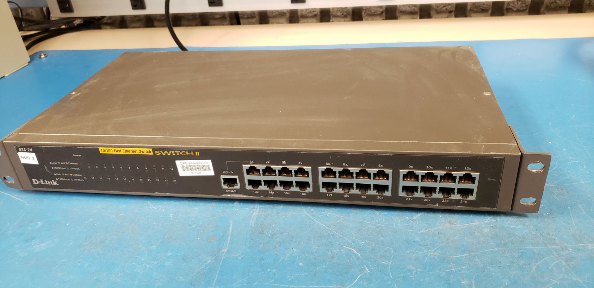 D-Link "DSS-24" 10/100 Fast Ethernet Switch II - Image 2 of 2