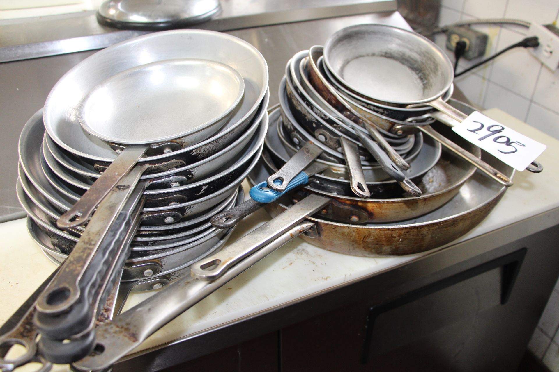 Lot assorted sizes frying pans