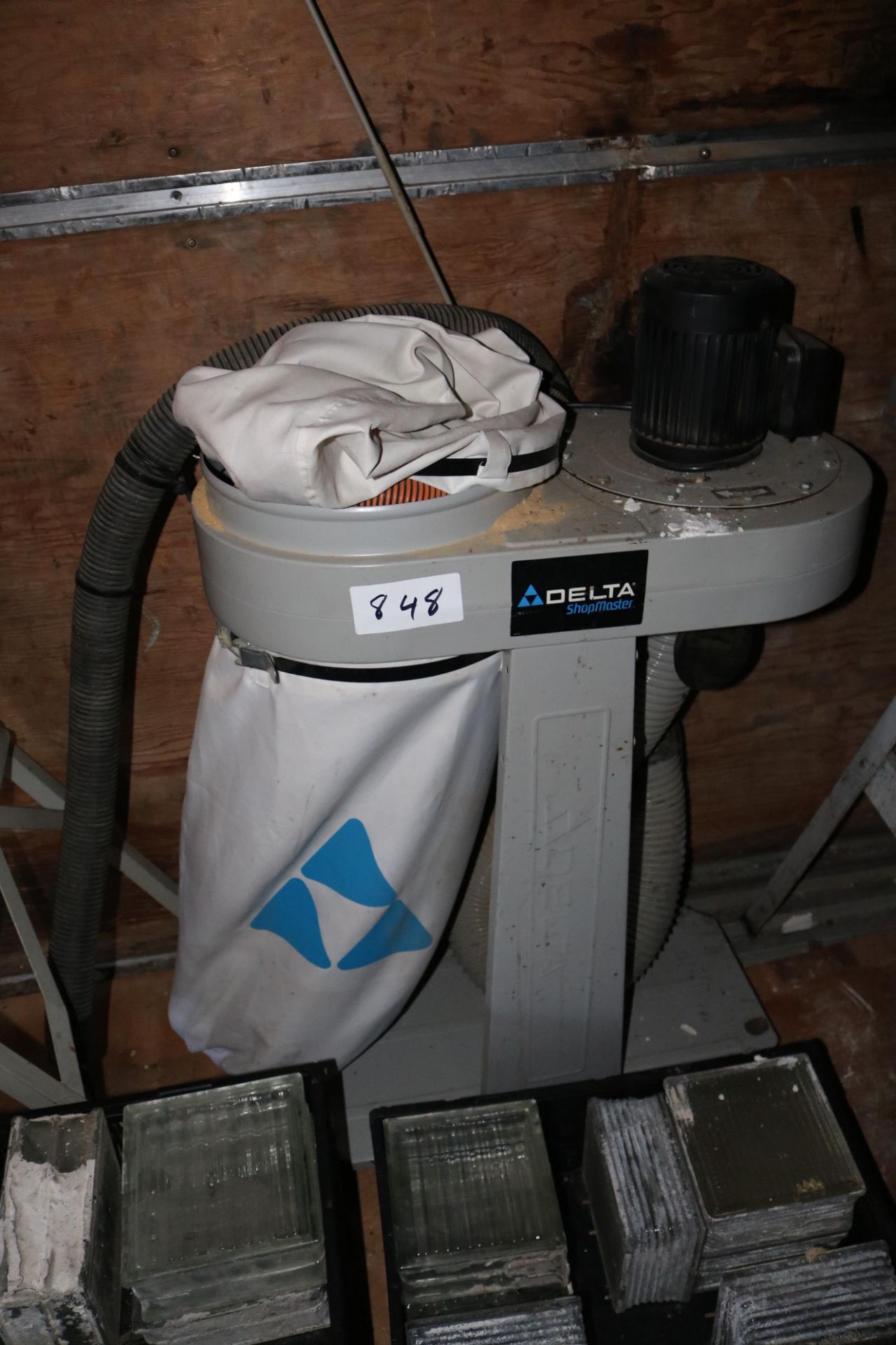 Delta dust collector