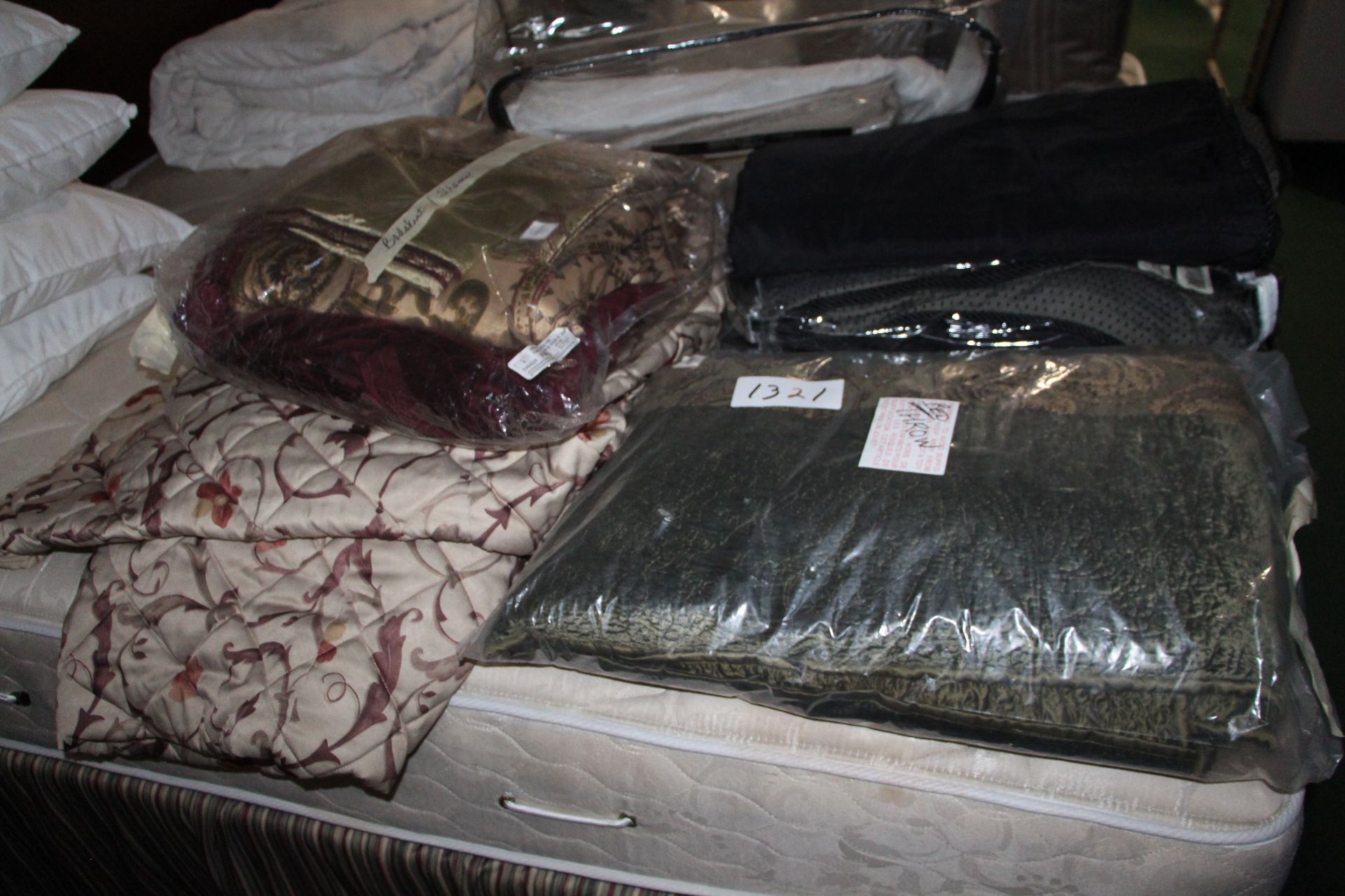 Lot misc bedding etc