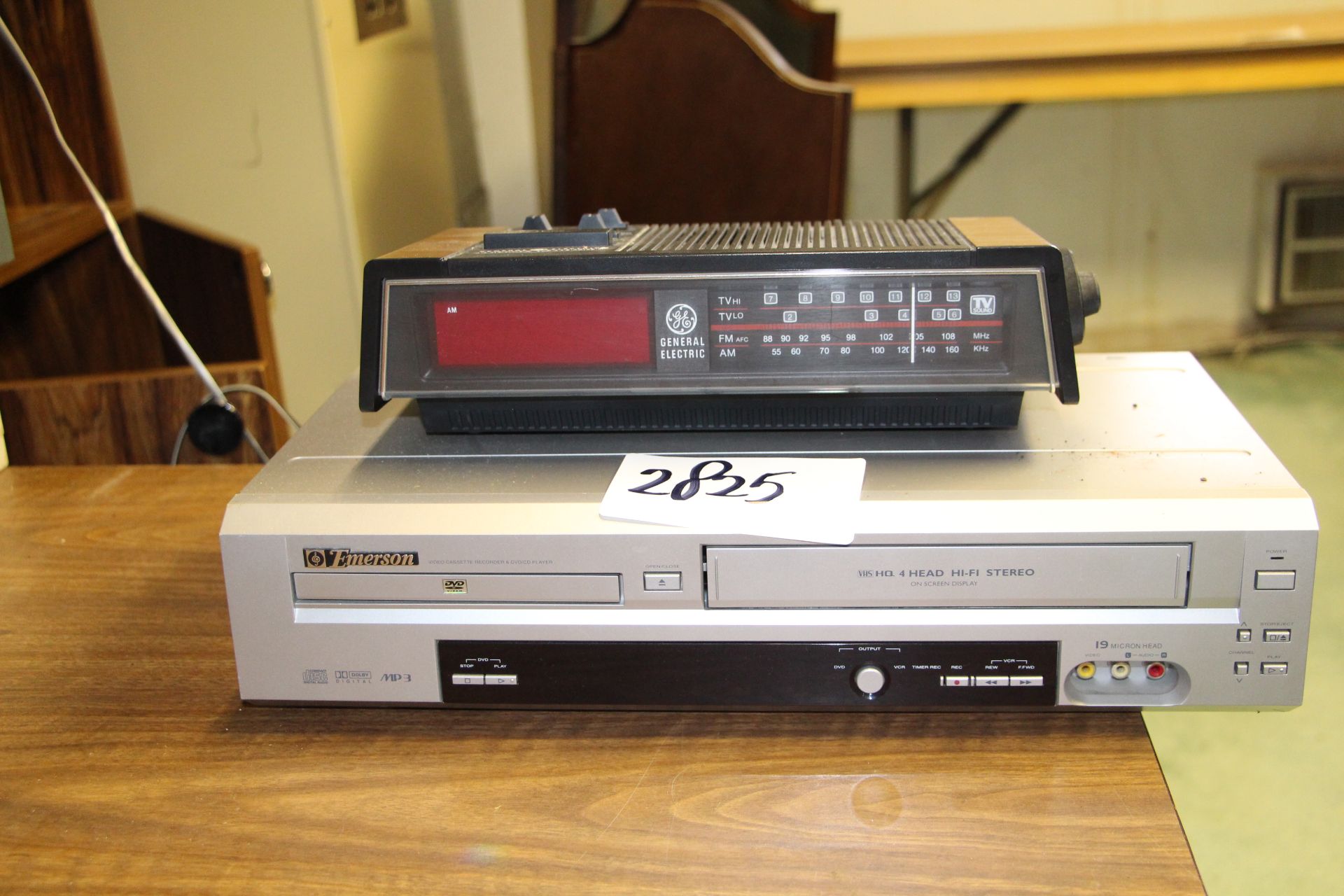 Lot Emerson VCR/DVD player & GE alarm clock