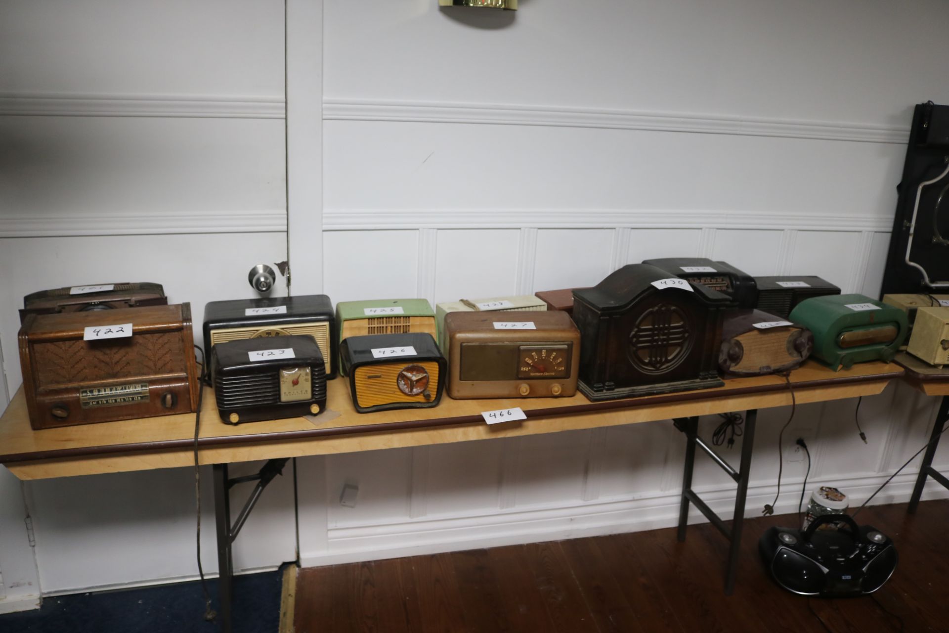 Lot misc antique radios (approx 40pcs) w/ extra tubes & portable turntable - Image 2 of 5