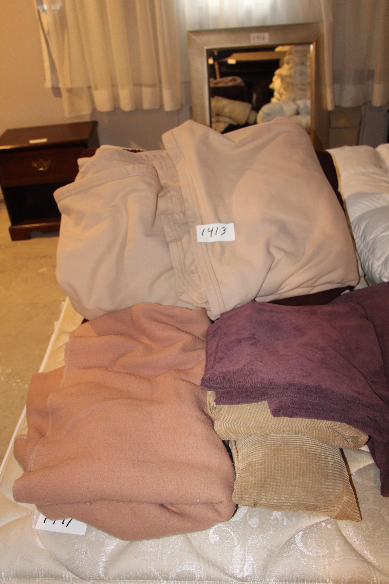 Lot misc bedding etc