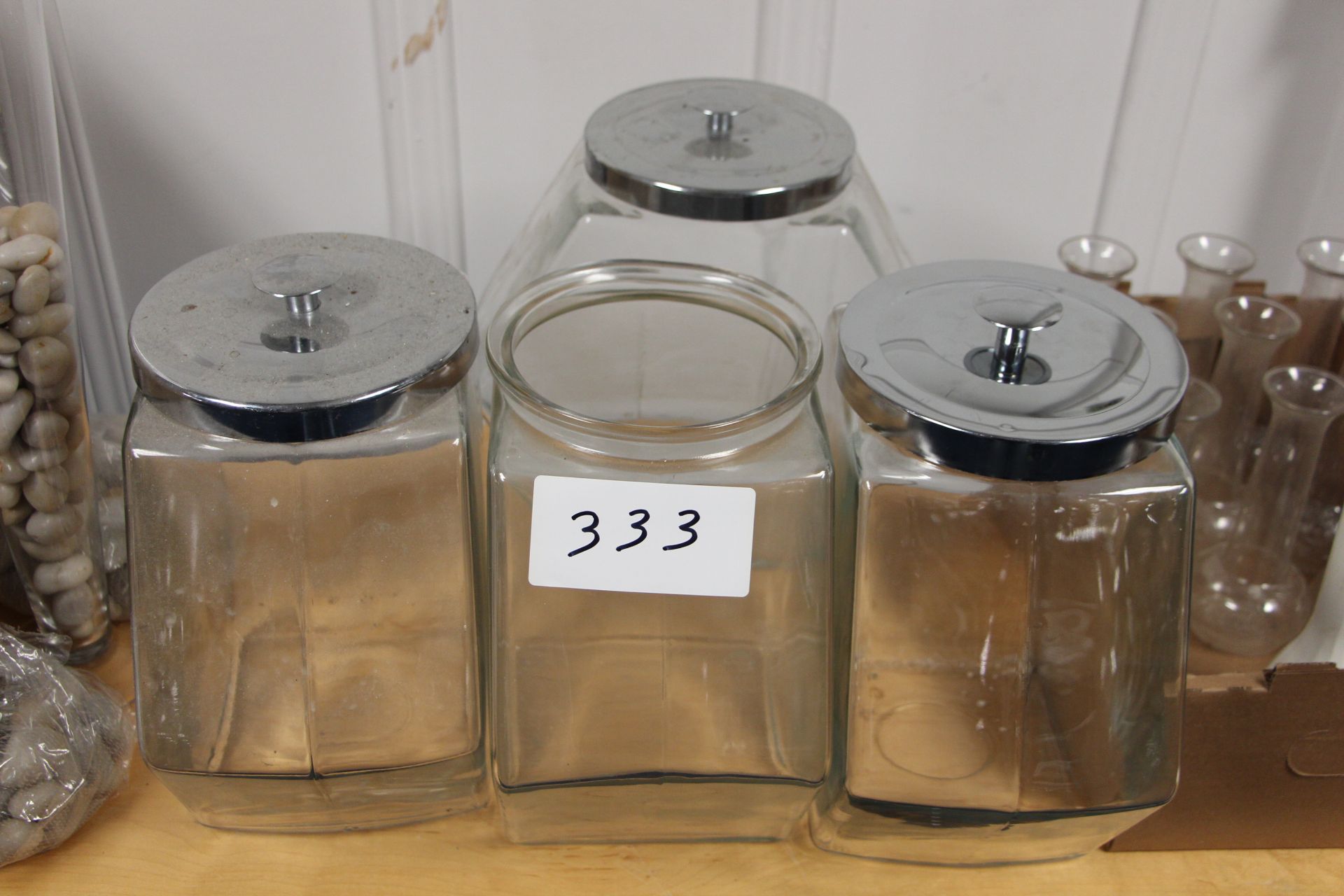 Lot 4 glass containers w/ 3 lids