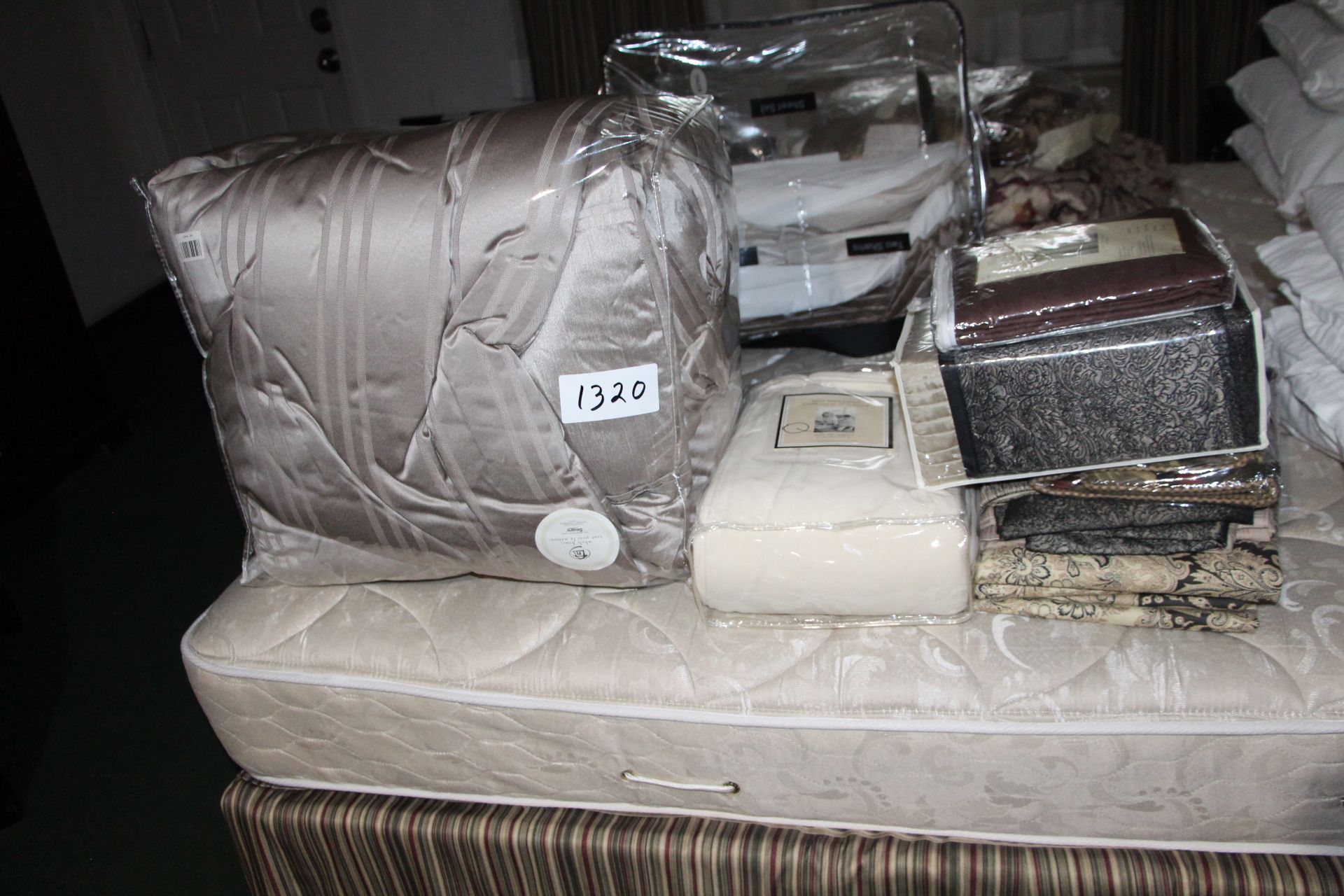 Lot misc bedding etc