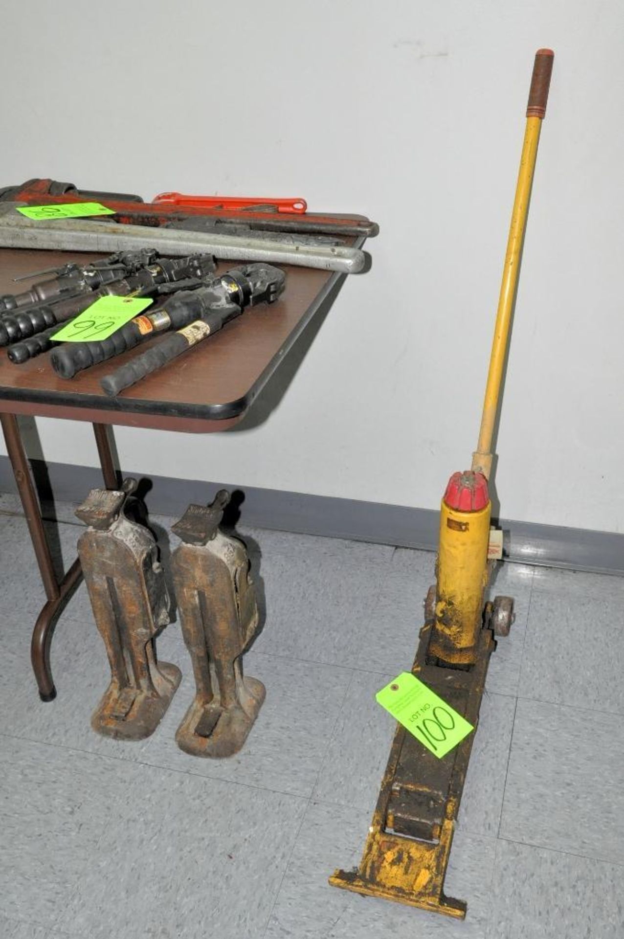 Lot-(1) Hydrualic Fork Lift Floor Jack and (2) Ratcheting Jacks Under