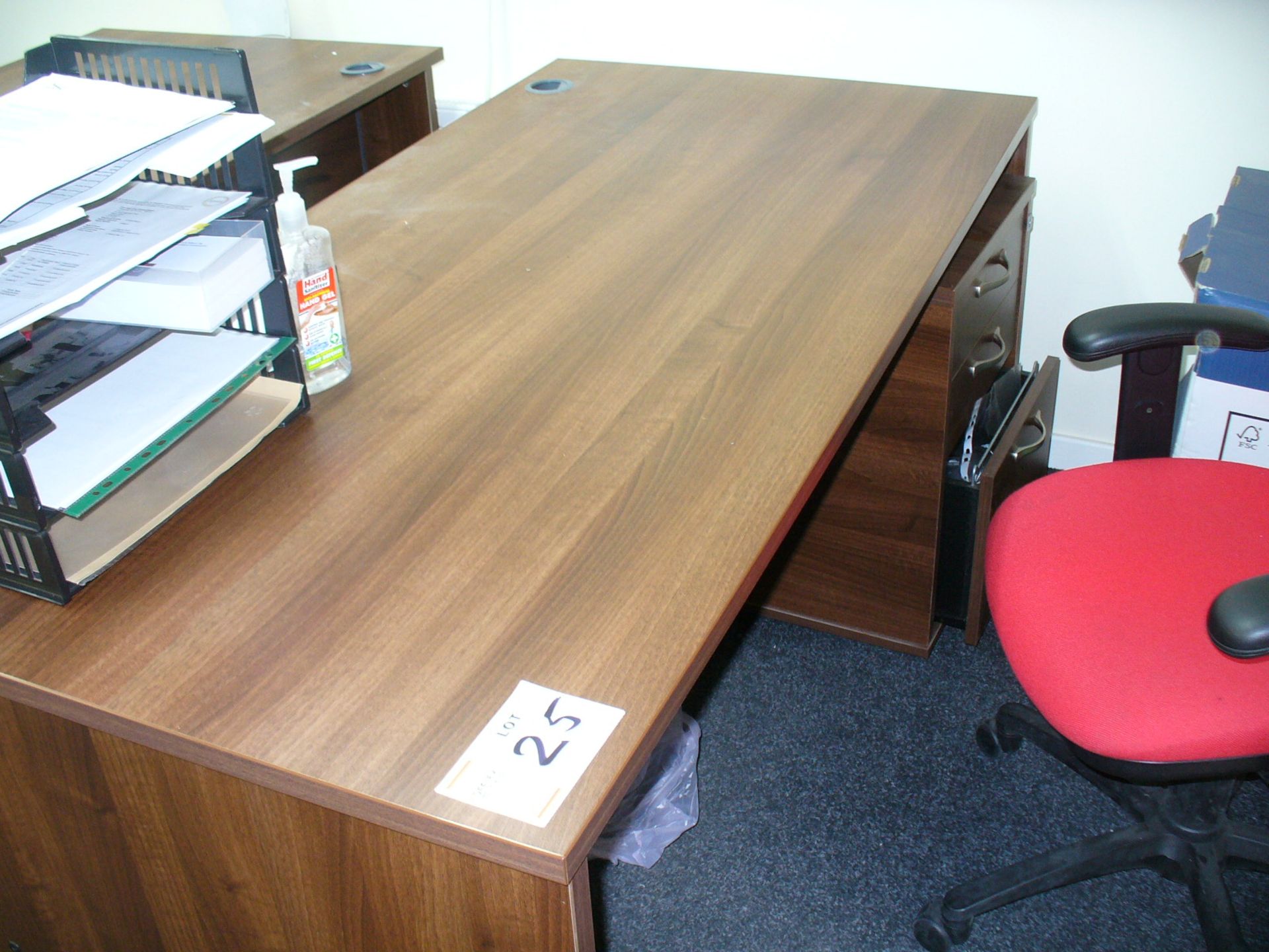 Dark wood effect 1600mm WORKSTATION, matching 3 drawer PEDESTAL, matching 4 drawer FILING CABINET - Image 2 of 2