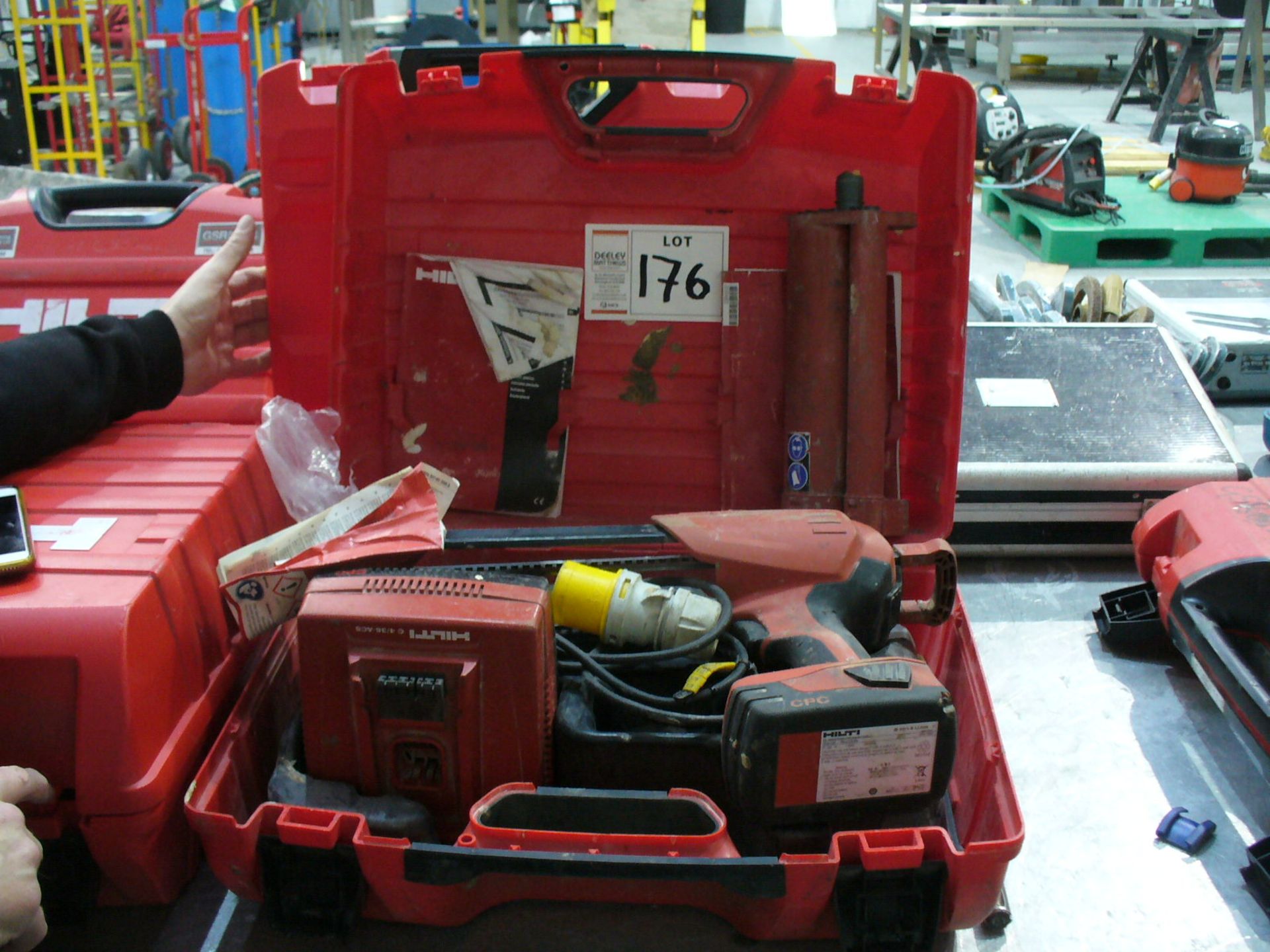 Hilti HDE 500-A22 battery GLUE GUN, 1 x battery B22/1.6, 1 x charger C4/36-ACS 110v, HIT CB 500, HIT - Image 2 of 2