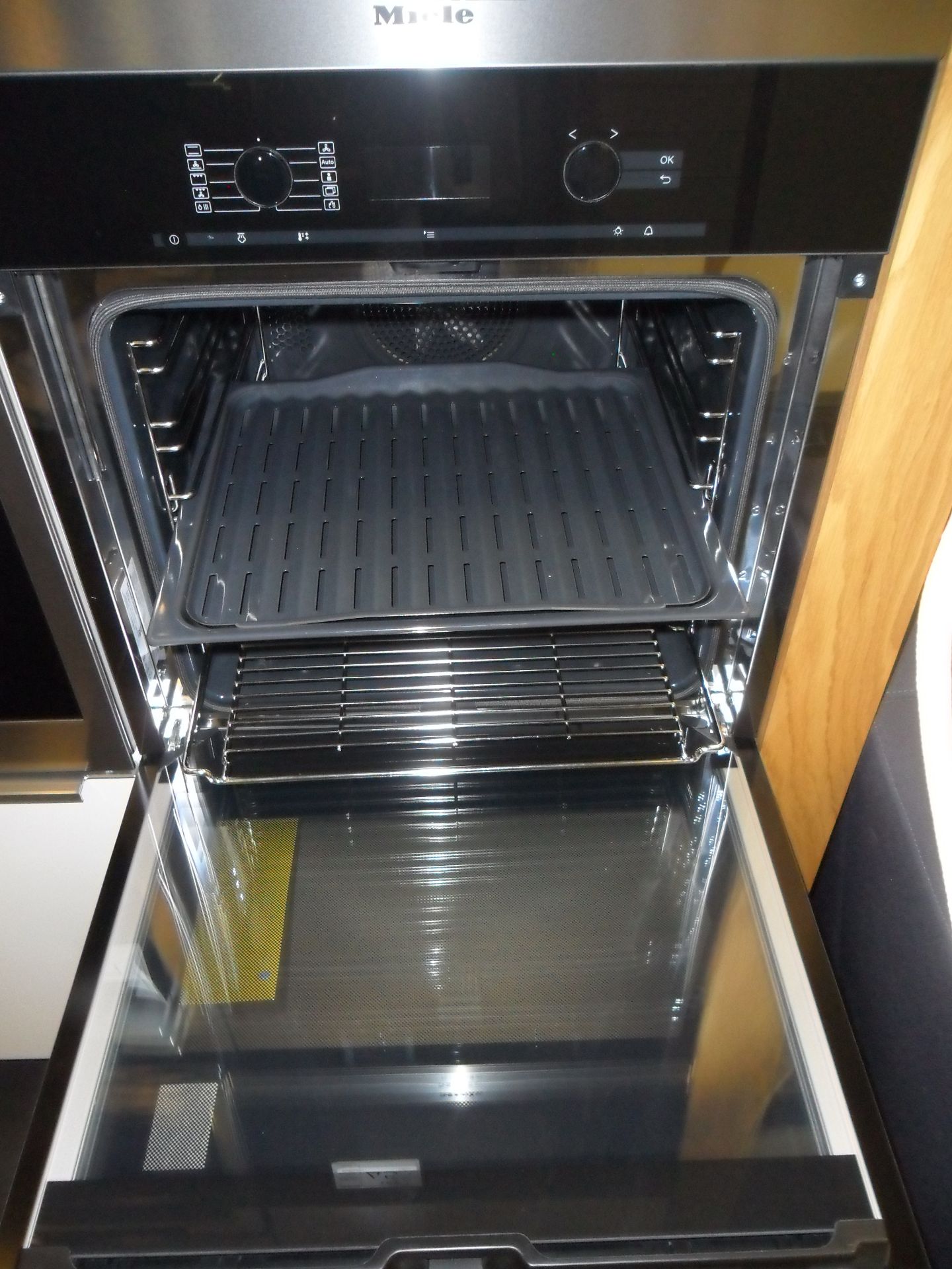 Miele H6460BP multi function SINGLE OVEN RRP £1,299 - Image 4 of 5