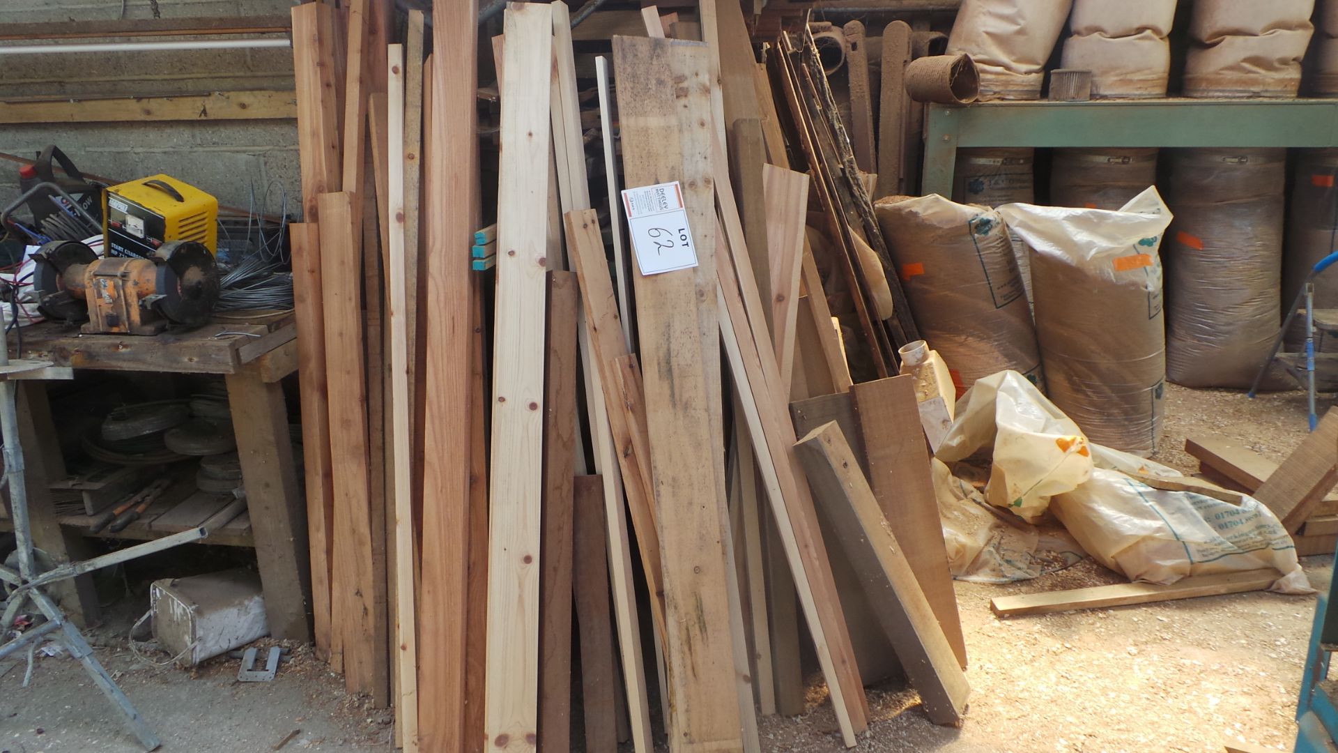 Various hardwood and softwood OFFCUTS, OAK PLANKS, HARDWOOD POSTS
