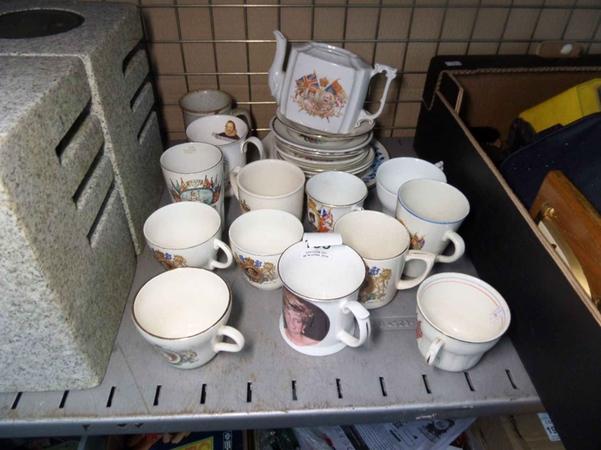 LARGE QUANTITY OF ROYAL MEMORABILIA MUGS ETC