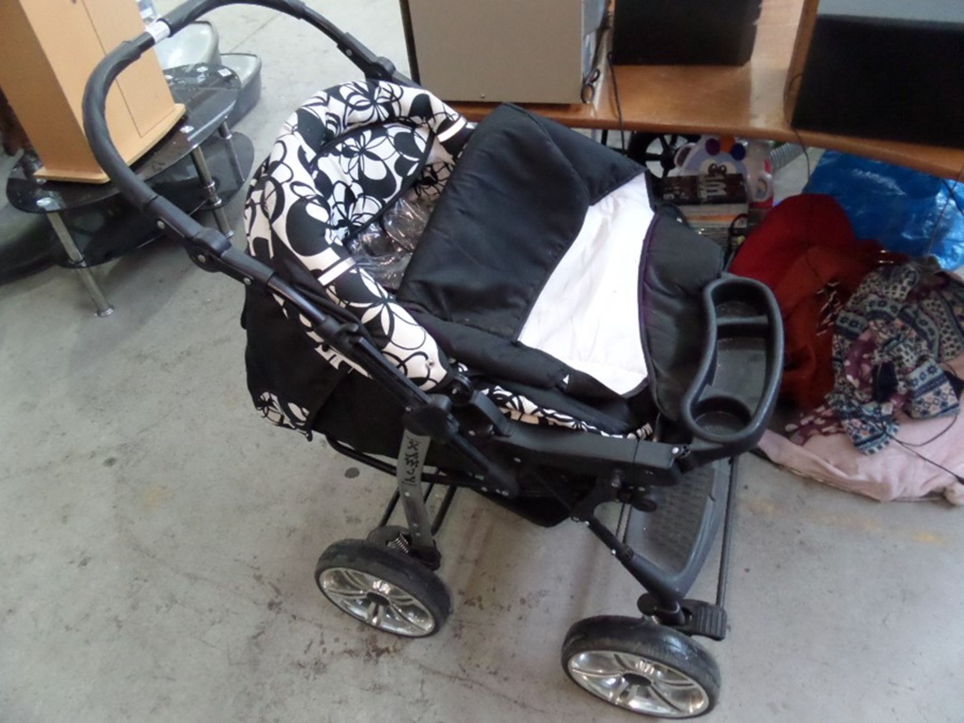 CHILDS PRAM