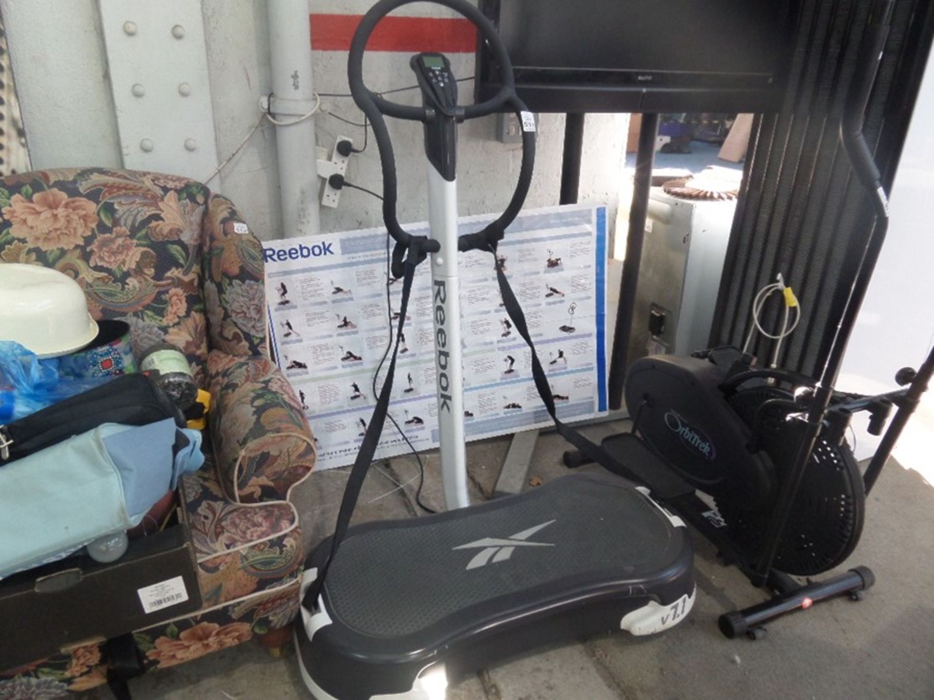 REEBOK VIBRATING FITNESS MACHINE (WORKING)