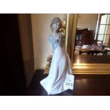 LLADRO NAO LADY FIGURINE