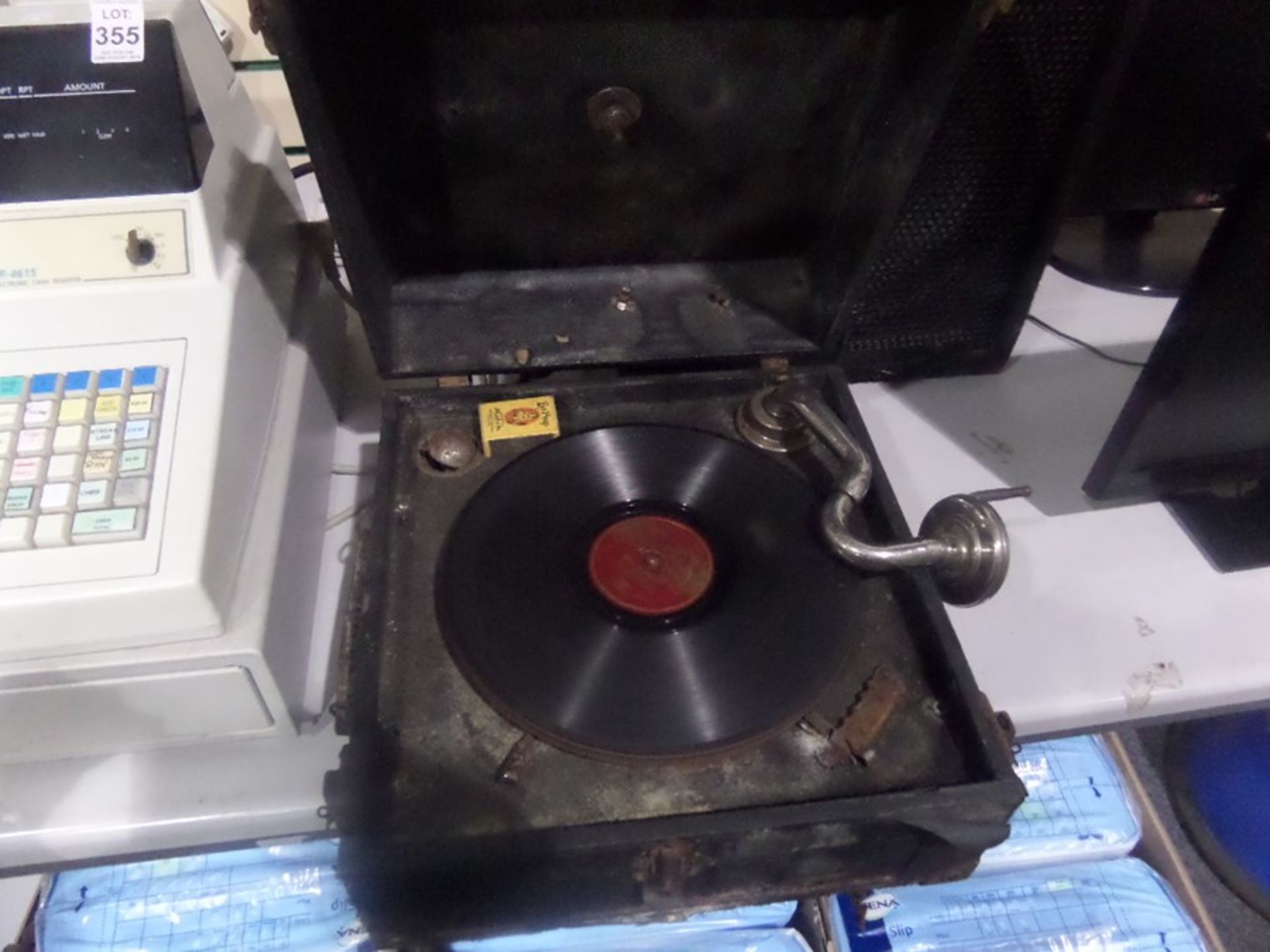 GRAMOPHONE (WORKING) WITH EXTRA NEEDLES