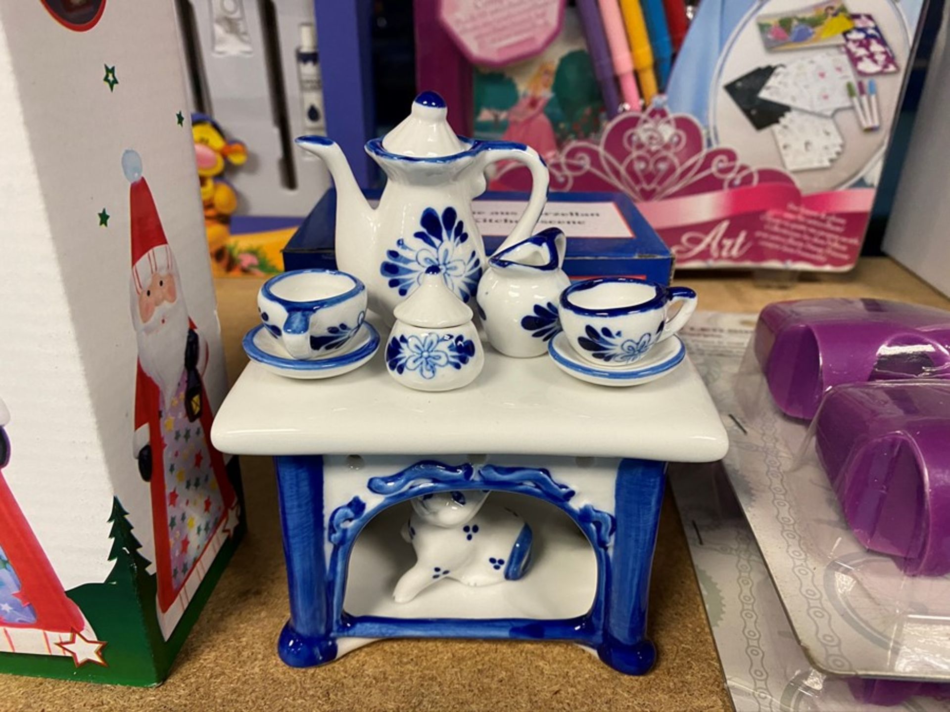 MINIATURE VINTAGE BLUE AND WHITE KITCHEN SET (NEW AND BOXED)