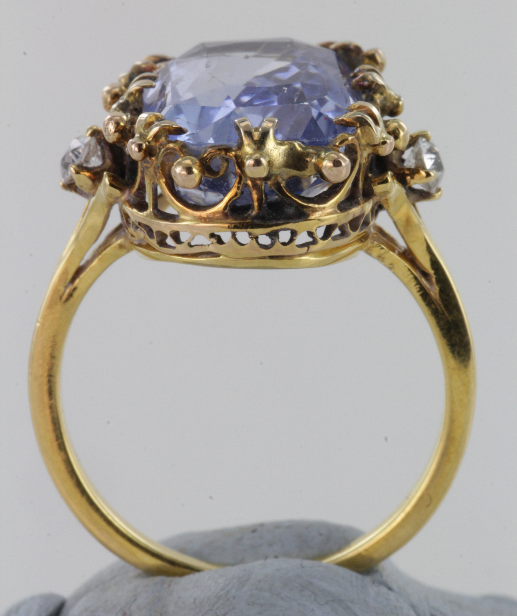 18ct yellow gold ring set with large cushion shaped sapphire with single diamond on each shoulder, - Image 3 of 4