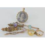 Mixed selection of gold / yellow metal jewellery, to include rings, bar brooches etc
