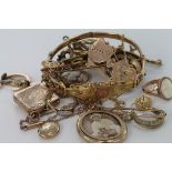 Small assortment of 9ct / yellow metal jewellery to include Mizpah brooch, lockets, bangle etc.