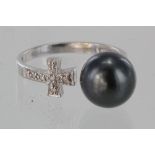 18ct white gold black pearl and diamond ring, finger size O, weight 4.2g