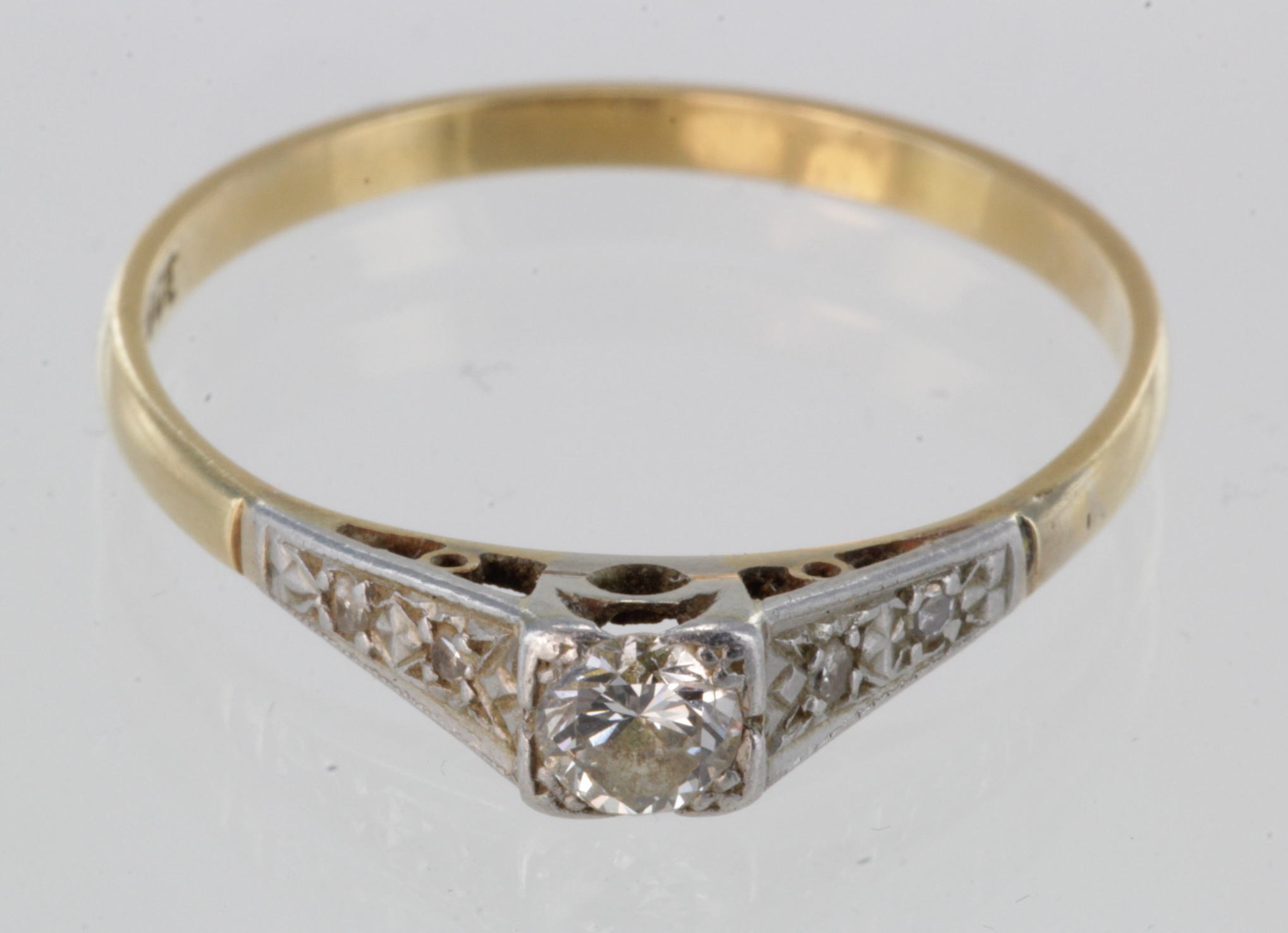 18ct and platinum ring set with single diamond of approx. 0.25ct and diamond set shoulders, finger