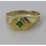 18ct ring set with single square emerald (damaged), finger size T weight 6.8g