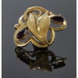 9ct yellow gold brooch set with garnets, weight 8.3g
