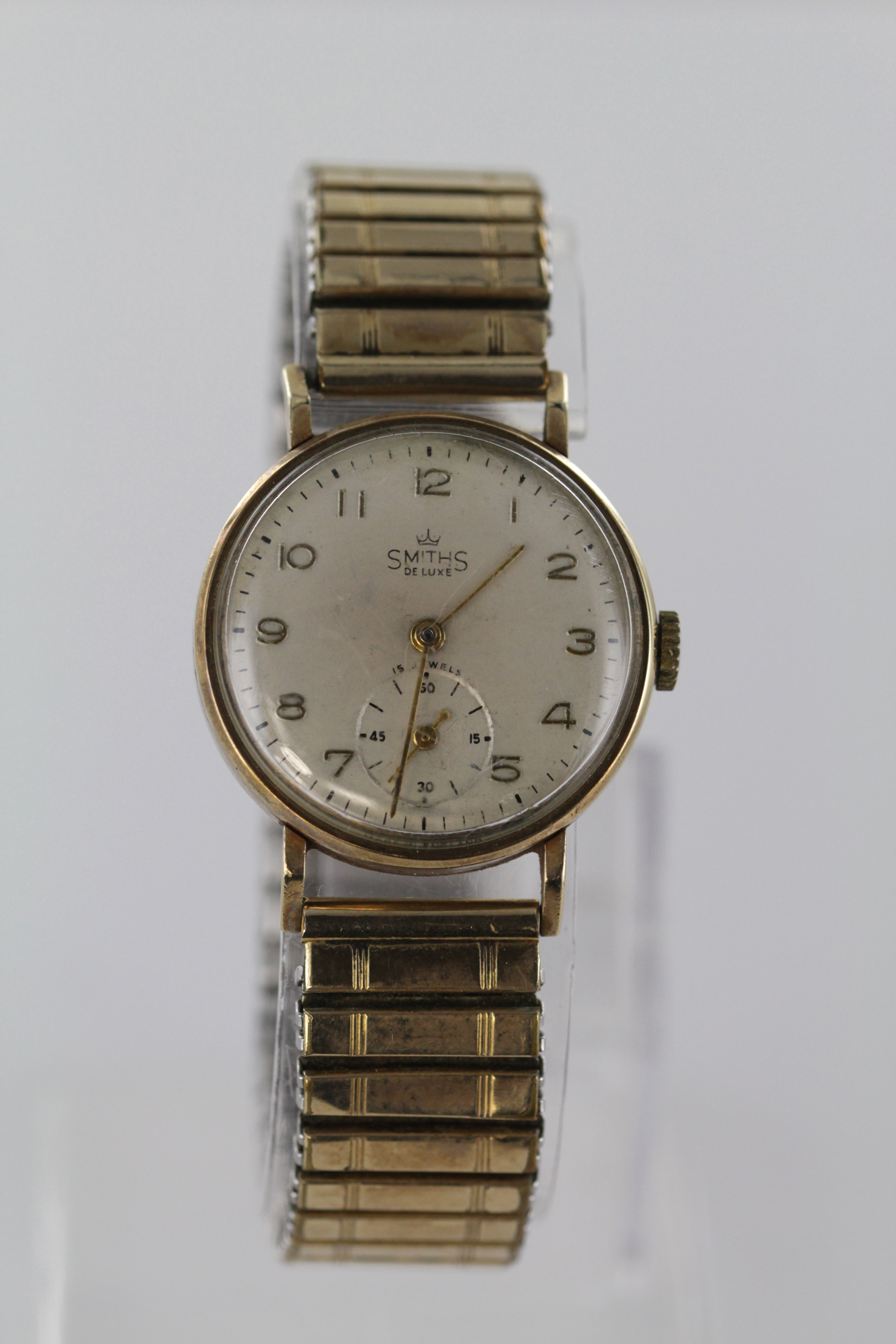 Gents 9ct gold cased "Smiths Deluxe" wristwatch. The cream dial with arabic numerals and