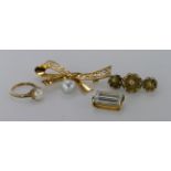 Mixed lot to include 18ct pendant, two brooches and a pearl ring. Total weight 17.7g