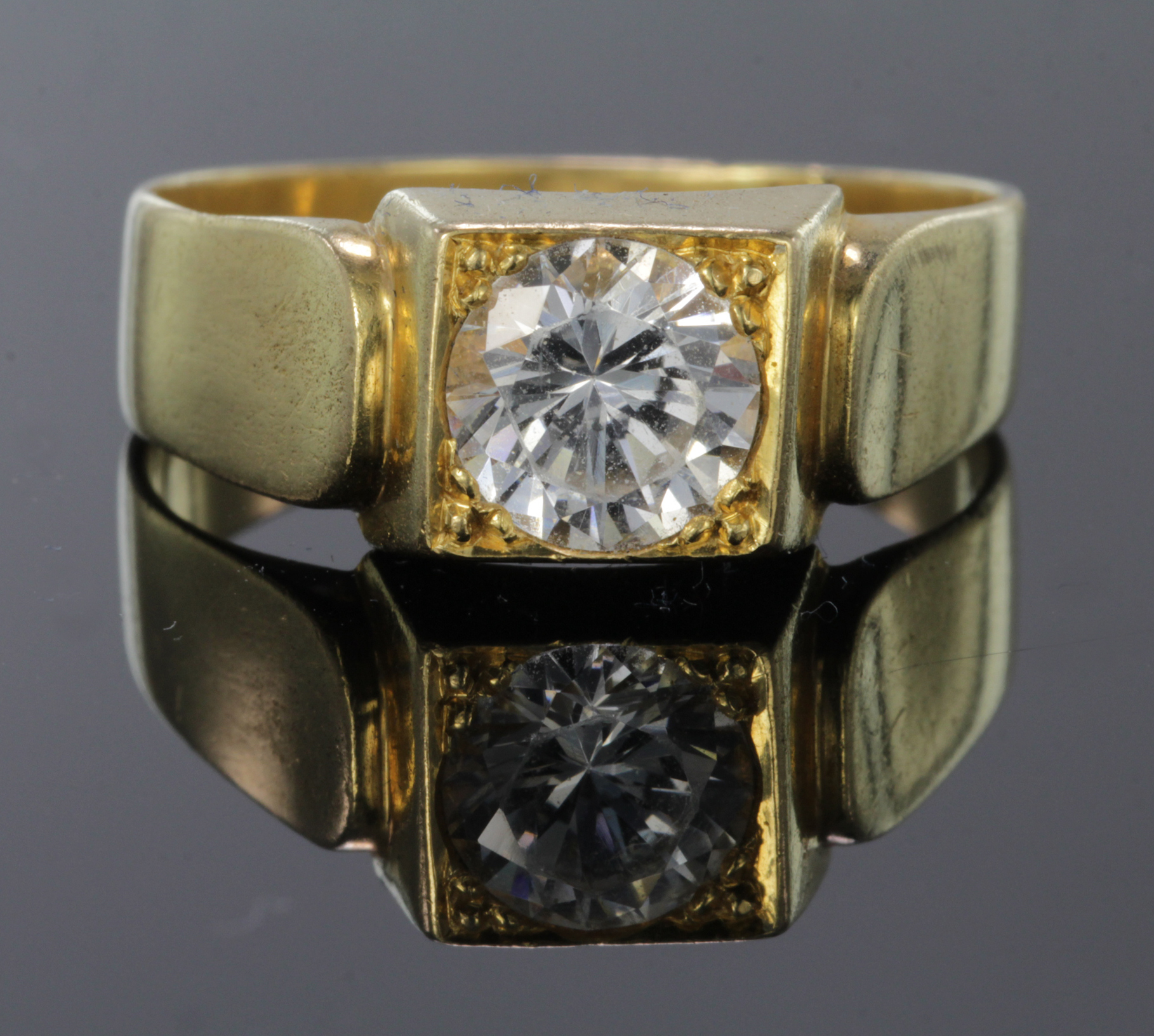 18ct yellow gold ring set with single cubic zirconia, finger size U weight 6.9g