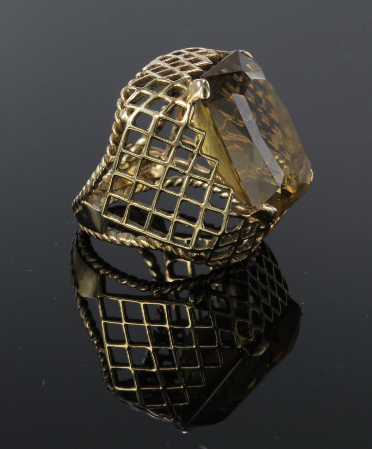 9ct gold smoky quartz dress ring with lattice mount, finger size L weight 10.6g