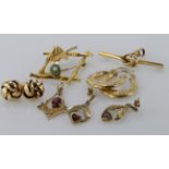 Mixture of 9ct / Yellow metal items to include earrings, brooches etc. Total weight 15.3g