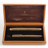 Parker 9ct Gold Presidential fountain pen & pencil set, hallmarked 'PPCo, 9, .375, London 1965',