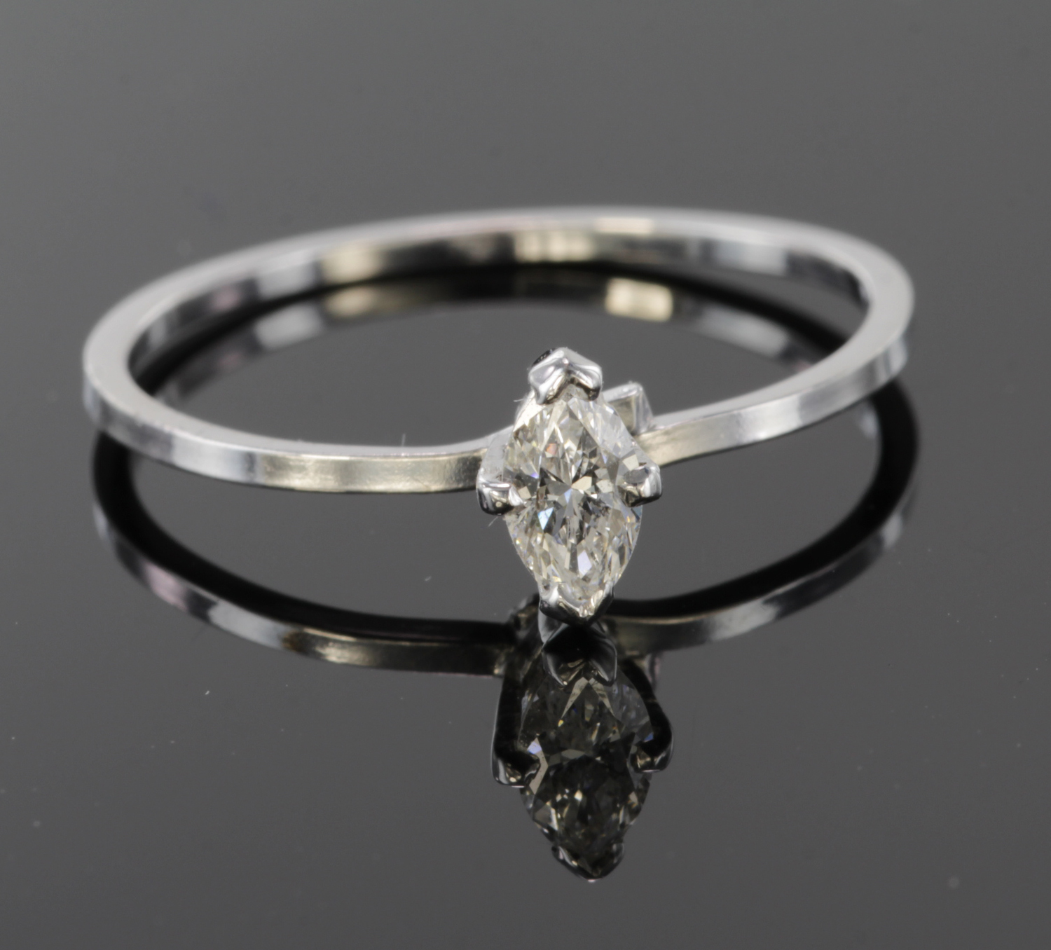 18ct White Gold Ring set with marquise Diamond approx 0.20ct weight size O weight 1.4g