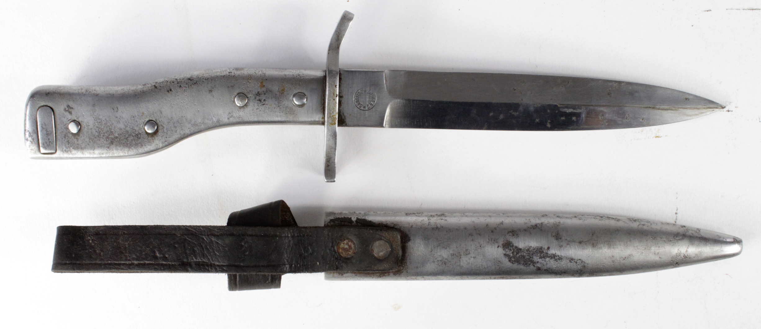 German De Mag WW1 bayonet & fighting knife, maker marked blade, steel scabbard with leather belt