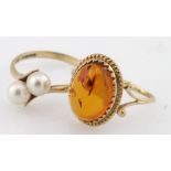 9ct amber ring, finger size K, weight 1.9g. 9ct pearl ring, finger size M, weight 1.7g