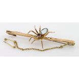 9ct gold bar brooch in the form of a spider, missing a pearl in one eye, total weight 4.6g