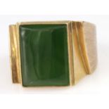 18ct Gold Gents Jade Ring size P weight 5.8g