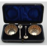 Attractive Victorian boxed pair of open silver salts plus two silver salt spoons hallmarked CTB