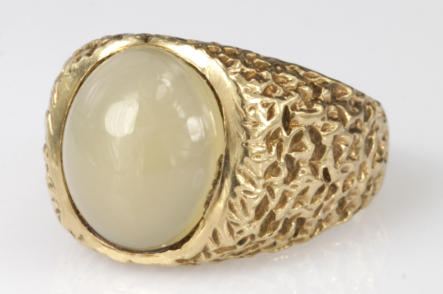9ct Gold Moonstone Ring size R weight 7.9g