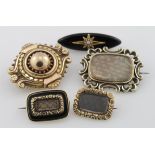 Five 9ct Gold and yellow metal Memorial Brooches weight 25.9g