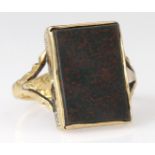 18ct Gold Gents Green Bloodstone Signet Ring size O weight 4.3g