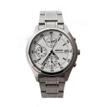 Gents Seiko chronograph (quartz), the white dial with three subsidiary dials on a stainless steel